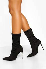 Osmose signe une version fuselée des bottines chaussettes noires, hauteur cheville, confectionnées en italie en jersey stretch noir, reposant sur un talon aiguille se dotent d'un bout pointu. Bottes Chaussettes A Bout Pointu Et Talon Aiguille Boohoo
