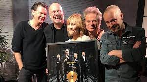 Optreden bløf en geike met zoutelande in dwdd.jpg 2. Zoutelande Van Blof In Top 10 Van De Lage Landenlijst Omroep Zeeland