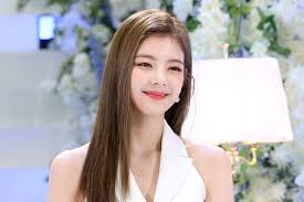 Julia를 줄여서 만든 예명 리아(lia)로 데뷔했는데, '리아'라는 이름 자체가 이미 영어 이름으로 사용 가능하기 때문에 데뷔 이후부터는 그냥 리아를 영어 이름으로 사용하고 있다. Knm8qqze 5ziqm