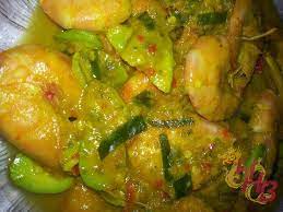Masukkan petai dan santan, kacau dan bila mendidih, masukkan udang dan asam gelugor. Gulai Tempoyak Udang Petai Mek Jue S Kitchen Cooking With Love