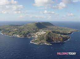 Take your snorkeling gear to ustica if the water is warm as the real treasure of the island is below the surface of. Trasporti Torna L Aliscafo Ustica Palermo