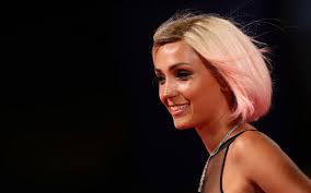 L'ultima foto di caterina balivo su instagram dimostra esattamente il contrario: Perche Caterina Balivo Ha Ceduto Ai Capelli Rosa Vogue Italia