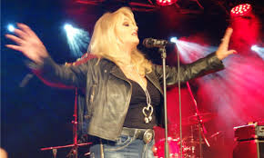 Dire straits money for nothing. Bonnie Tyler Lockte Fast Tausend Fans Regensburg Nachrichten Mittelbayerische