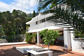 Recently restored, e.1027 was designed as a holiday home for gray, a furniture and interior designer, and her lover and collaborator, jean badovici. Cap Moderne Eileen Gray S Masterpiece Villa E 1027 Greyscape