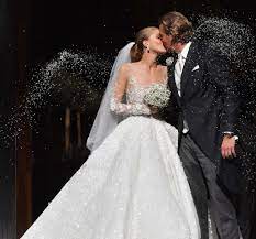 So schön war ihr hochzeitskleid für 1 million euro. Die Schonsten Fotos Ihrer Romantischen Hochzeit Victoria Swarovski Hochzeit Swarovski Hochzeitskleid Hochzeit Kleidung