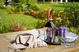 Merlo che fa spola dal nido al giardino di casa per alimentare i pulli; Mangiare In Giardino Con Stile 6 Idee Italgreen Landscape