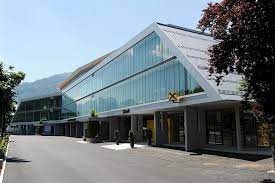 Von altersvorsorge über girokonto bis versicherung: Raiffeisen Haus Kitzbuhel Architektengruppe P3