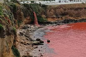 Larache beach water mysteriously turns red, sparking pollution fears