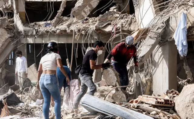 Desesperación en Venezuela: vecinos buscan sobrevivientes entre los  escombros mientras crece la cifra de muertos tras los terremotos - Norte  Sostenible