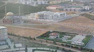 Eğitim, araştırma ve yenilik odaklı, farklılıkları zenginlik olarak kabul eden, araştıran, sorgulayan, hukuka ve demokratik değerlere bağlı, özgürlük, adalet ve ahlak temelli eğitim veren, dünyanın rekabetçi piyasalarında yer alacak bilgi ve beceriye sahip mezunlar vermeyi amaçlayan hasan kalyoncu üniversitesi, 2008 yılında kuruldu. Konya Selcuk Universitesi Kampusu Icindeki Havuzlu Luks Konuta Rektorden Aciklama