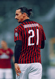 Zlatan Said That He Chose The Number 21 Because He Is 3 Times Better Than Cr7 Nel 2020 Foto Di Calcio Giocatori Di Calcio Calcio
