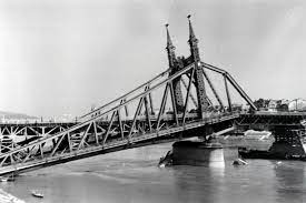 Régen láttuk ennyire felszabadultnak a modellt. Igy Nezett Ki A Felrobbantott Szabadsag Hid A Haboru Utan Regi Fotokon Az Egykori Dunai Hidak Utazas Femina