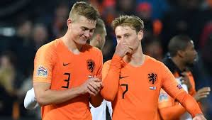 En infériorité numérique, les néerlandais ont cédé sur deux buts de tomas holes (68e) et patrik schick (81e). Drietal Ajacieden Opnieuw In Basiselftal Oranje Het Parool