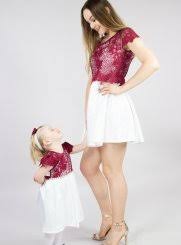 Au printemps et à l'été, une robe mère fille assortie permet de mettre en valeur couleurs vives et imprimés luxuriants. Robe Ceremonie Mere Fille