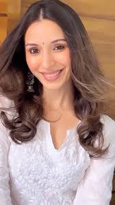 kajal, bindi, jhumka …and then this song plays…So @makeupby_soumyaam  getting the performance she never asked for😂