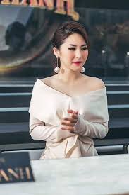 Sinh ra trong gia đình nghệ thuật, hương tràm tham gia giọng hát việt 2012 và giành được danh hiệu quán quân khi mới 17 tuổi. Sao Viá»‡t 24h Háº¿t Bá»‹ Nghi Co Báº§u HÆ°Æ¡ng Tram Ná»•i Tráº­n Loi Ä'inh Khi Bá»‹ Cho La Háº¿t Thá»i