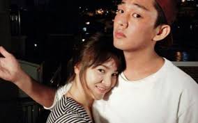 Cтал известен благодаря телесериалу «скандал в сонгюнгване» и популярному южнокорейскому телевизионному шоу «бегущий человек». Move On Dari Song Joong Ki Song Hye Kyo Peluk Yoo Ah In Di Majalah W Beritamu Co Id