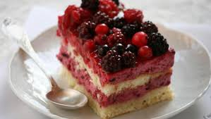 Gateau Moelleux A La Mousse De Fruits Rouges Et Coulis De Framboises Qooq