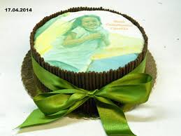 Torta Compleanno Al Cioccolato Decorazione Ostia Di Zucchero Foto E Bastoncini Di Cioccolato Mikado Lungo Perimetro Torte Cioccolato Bastoncini