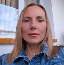 Hi we won't arrive at the hotel till around 10 at night,will there be food  available at this time or anywhere near by to get something to eat.