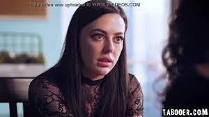 Nadia tuntee vatsassaan, että hänen kihlattunsa Tara on pettänyt häntä ja  tämä seksipommi sai hänet loukkuun kutsumalla Taraa huoraksi, kun se  söpöliini runkkaa hänen pilluaan strap-onilla  TUBEV.SEX fi