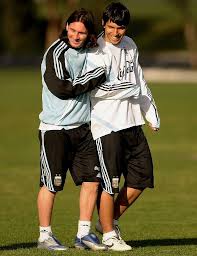 According to a report from mundo deportivo, aguero's final 'yes' depends on messi's continuity at the club. Kisah Lionel Messi Sok Kenal Sama Aguero