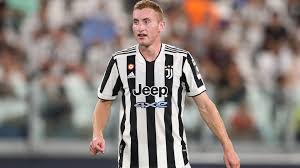 Stoccolma, 25 aprile 2000) è un calciatore svedese con cittadinanza macedone, centrocampista del tottenham, in prestito dalla juventus, e della nazionale svedese Tottenham Turn Their Attention To Juventus Forward Dejan Kulusevski
