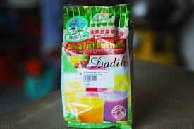 Siapkan buah kelapa, ambil dagingnya, parut, lalu peras hingga kita mendapatkan santannya. Resepi Dadih Nata De Coco Surasmi X