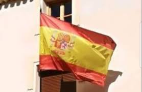 Una bandera es una pieza de tela, normalmente rectangular, aunque puede adoptar formas muy variadas, que se sujeta por uno de sus lados a un asta, o se cuelga de una driza. La Bandera De Espana De Socovos Lleva Meses Colgada Del Reves Radio Albacete Cadena Ser