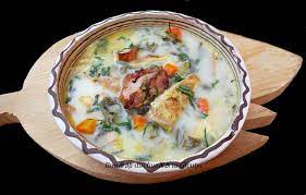 Spalam bine salata, foaie cu foaie, o scurgem si o tamponam cu hartie absorbanta de bucatarie, apoi o tocam marunt. Ciorba De Salata Verde Afumatura Si Omleta BunÄƒtÄƒÈ›i Din BucÄƒtÄƒria GicuÈ›ei