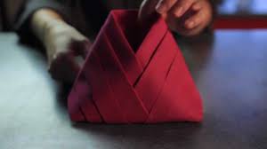 Tutos pliages de serviettes faciles noël 2016 et nouvel an 2016. 12 Pliages De Serviette Pour Le Reveillon Du Nouvel An Ou Noel Mesa Bella Blog