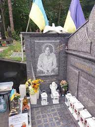 На могиле установлен памятник, выполненный скульптором е. Luchanin Pokazav Misce De Spochivaye Kuzma Foto