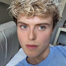 Dana Pinkett's Instagram, Twitter & Facebook