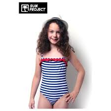 Qui a dit que les maillots une pièce étaient réservés aux cours de natation ? Maillot De Bain 1 Piece Enfant Sun Project Rayures Bleu Marine Blanc Breizh Rider