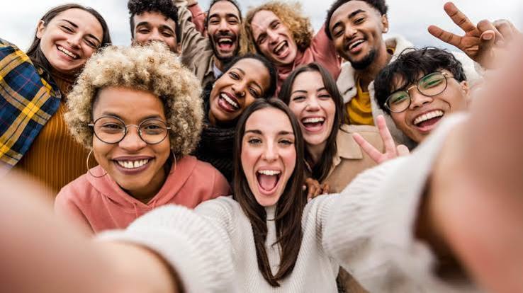 Según un estudio, tener amigos de distintas edades nos hace más felices