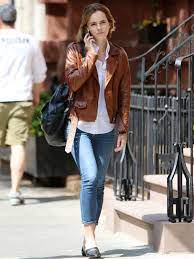 Emma Watson Greets Spring S Breezy Weather In The Perfect Leather Jacket Emma Watson Stil Lederjacke Emma Watson Lassig