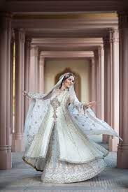 Sie können hochzeitsmode nach ihren wunschen kaufen. 13 Traditionelle Hochzeitskleider Aus Aller Welt Hochzeitskleid Kleider Kleid Hochzeit