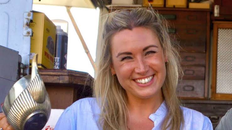 Inside Travelling Auctioneers' newcomer Briony 'Bee' Harford's life off  screen | TV & Radio | Showbiz & TV | Express.co.uk