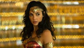 У патти дженкинс она играет легендарную амазонку астерию, в доспехи которой облачается диана принс (галь гадот) во время решающей схватки, а в стародавнем сериале. Otlichnaya Istoriya S Aktualnym Posylom Pervye Reakcii Na Sikvel Chudo Zhenshiny Novosti Na Kinopoiske