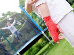 Auch wenn der unterarm durch einen gipsverband ruhig gestellt ist, ist es bei einer radiusfraktur ratsam, schon frühzeitig mit bewegungsübungen der finger, des ellenbogens und der schulter zu. Trampolin Unfall Madchen Hat Finger Gebrochen Ratgeber Gesundheit Ratgeber Gesundheit
