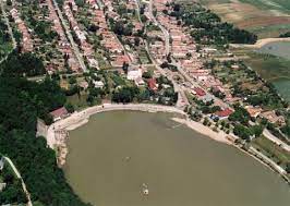 A 7 hektáron elterülő, átlagosan 4 méter mély tó a fürdőzők és a horgászok körében is közkedvelt. Banki To Wikipedia