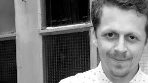 Daniel fünffrock, m.) posieren mit werner (dirk galuba), l.), doris (simone ritscher, 2.v.l.), hans (ralph schicha, 2.v.r.) und charlotte (mona seefried, r.) vor dem fürstenhof Ferdinand Schmidt Mordow Aus Sturm Der Liebe Stirbt Mit 34 Jahren Welt