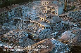 À la rentrée 1989, dorothée propose un nouveau titre, tremblement de terre. Tremblement De Terre A Golcuk