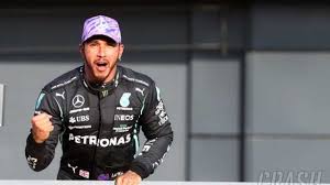 Verstappen arrives at turn 1 with a 30 km/h speed advantage thanks to opening his drs and getting a tow from hamilton. Ntupea9mfh1eom