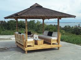 Sebuah bengkel kerja kreatif mencontohkan cara membuat sepeda dari bahan bambu. Buat Suasana Rumah Lebih Sejuk Dengan Gazebo Bambu