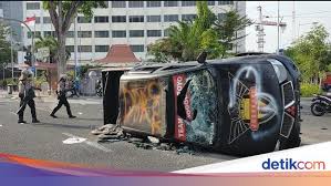 Gambar mewarnai mobil polisi 19 gambar mewarnai mobil paling lengkap 2018 merupakan koleksi gallery yang telah kami temukan gambar seragam polisi. Mobil Mobil Polisi Dan Aparat Yang Dirusak Dibakar Masa Demo