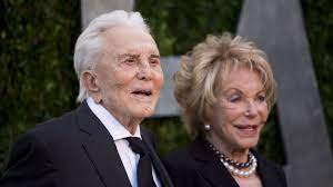 Watch michael douglas sneak up on his legendary dad kirk douglas. Kirk Douglas 102 Feiert Seine Frau Anne Wird Heute 100 Promiflash De