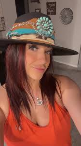 Amber Juhl's Instagram, Twitter & Facebook