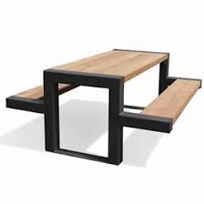 En suivant les étapes de notre diy, apprenez comment construire en moins de 3 heures et à moindre coût une table et son banc de jardin avec quelques pour le premier pied de table, intercalez entre 7 troncs de 72 cm, des entretoises et des grands troncs comme sur la photo. Un Design Moderne Pour Un Banc Et Table Dans Votre Espace Exterieur Construction Solide Composee D Un Ca Idees De Meubles Mobilier De Salon Meuble Fer Et Bois