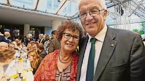 Der rechtsanspruch auf ganztagsbetreuung für grundschulkinder wird im bundesrat neu verhandelt. Baden Wurttembergs Landeschef Kretschmann Ist Zum Ersten Mal Opa Baden Wurttemberg Stuttgarter Zeitung